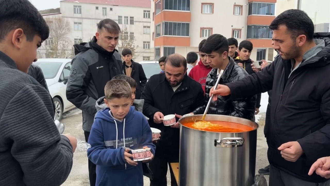 Yüksekova’da cuma namazı sonrası cemaate keledoş ikram edildi