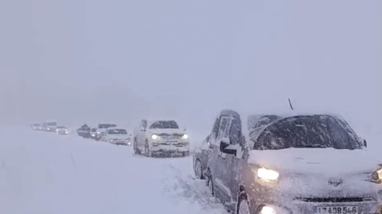 Yüksekova’da kar esareti: Tipi yolları kapattı, onlarca araç mahsur kaldı