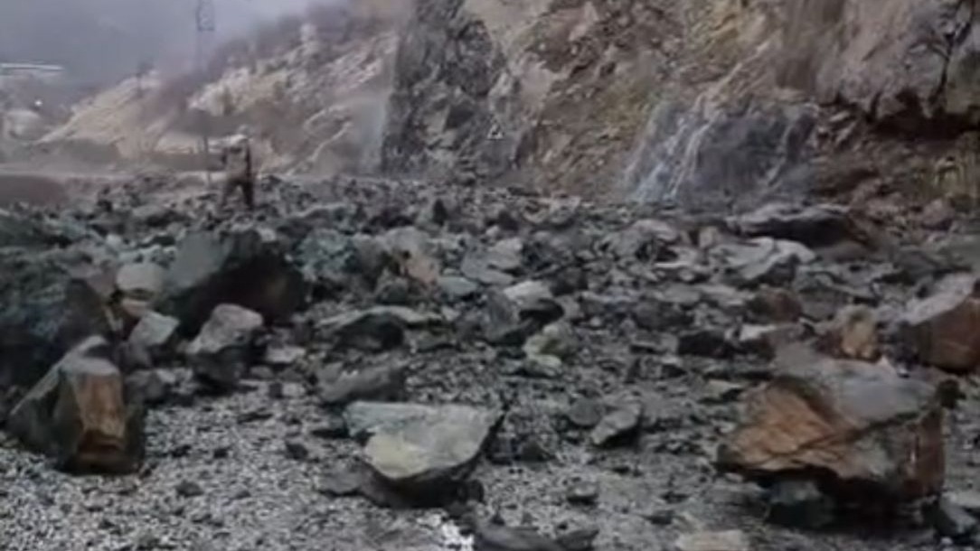 Yüksekova&#039;da meydana gelen heyelan yolu kapattı