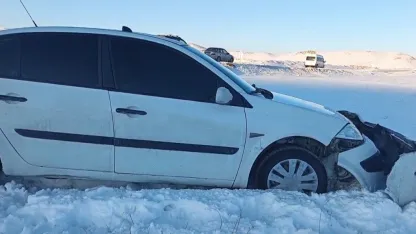 Buzlanma etkisiyle otomobil şarampole yuvarlandı