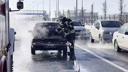 Seyir halindeki otomobil bir anda alev aldı