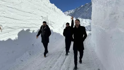 O ilçenin yolu çığ düşmeleri nedeniyle 4 gündür ulaşıma kapalı