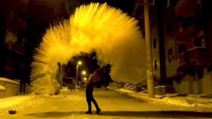 Erzincan’da soğuk havada havaya serpilen kaynar su yere düşmeden buz oldu