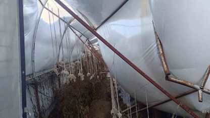 Hakkari’de kar seraları çökertti