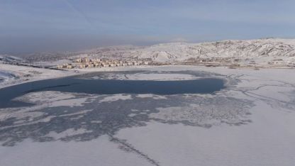 Van’da Sıhke Göleti’nin yüzeyi dondu