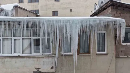 Muş’ta çatılarda oluşan dev buz sarkıtları tehlike saçıyor