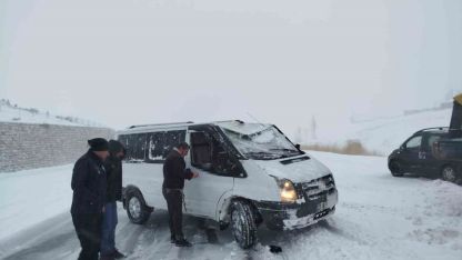 Van’da yoldan çıkan minibus kara saplandı
