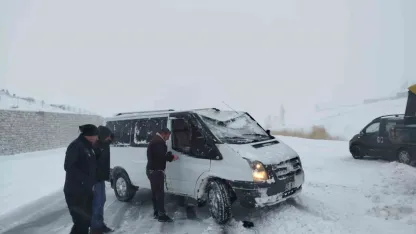 Van’da yoldan çıkan minibus kara saplandı