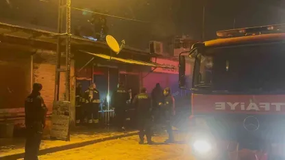 Erzincan’da gece yarısı yangın paniği: Çantacı dükkânı küle döndü