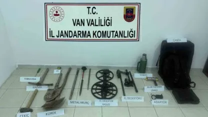 Van’da tarihi kale yakınında kazı yapan 2 kişi yakalandı