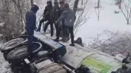 Kontrolden çıkan vidanjör şarampole devrildi