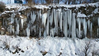 Kanyonda oluşan metrelerce boydaki buz sarkıtları görsel şölen sunuyor