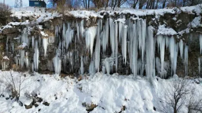 Kanyonda oluşan metrelerce boydaki buz sarkıtları görsel şölen sunuyor