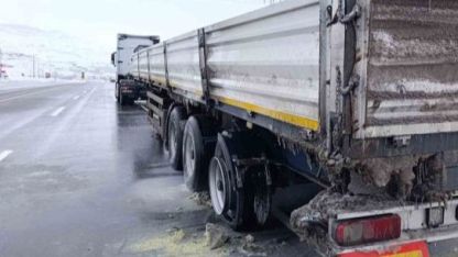 Seyir halindeki tırın lastikleri yandı