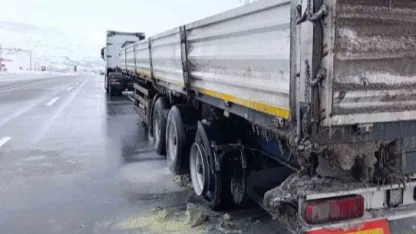 Seyir halindeki tırın lastikleri yandı