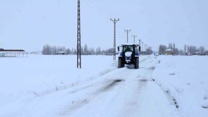 Muş’ta muhtarın gönüllü kar mesaisi takdir topladı