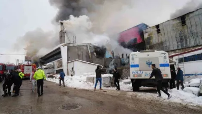 Erzurum’daki mobilya üretimi yapan iş yerinde çıkan yangın öncesi meydana gelen patlama güvenlik kamerasında