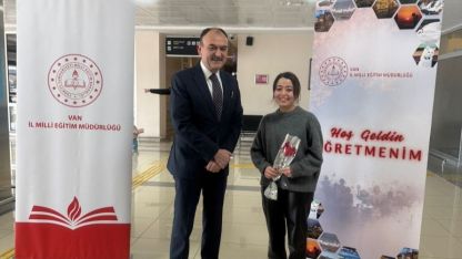Van’a yeni atanan öğretmenler güllerle karşılandı