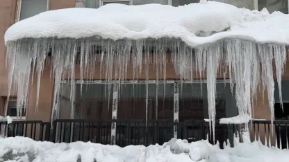 Yüksekova’da 3 metrelik buz sarkıtları oluştu