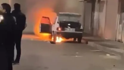 Park halindeki otomobil alev alev yandı