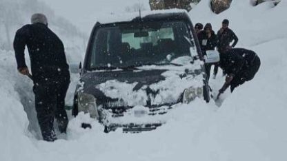 Bahçesaray’da çığ faciası son anda atlatıldı: Araçtaki aile ölümden döndü