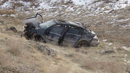 Lastiği patlayan otomobil şarampole uçtu: 1 ölü, 2 yaralı