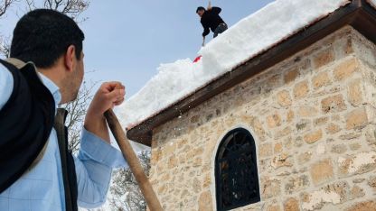 Tarihi miras onlara emanet: Muhtar ve imamdan örnek kar mesaisi