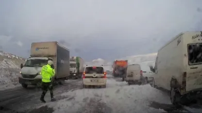 Erzurum’da etkili olan tipi çevre illerle olan ulaşımı aksatıyor
