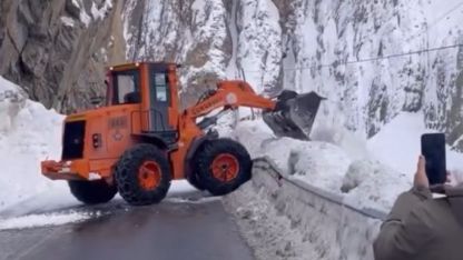 Hakkari-Yüksekova kara yoluna çığ düştü