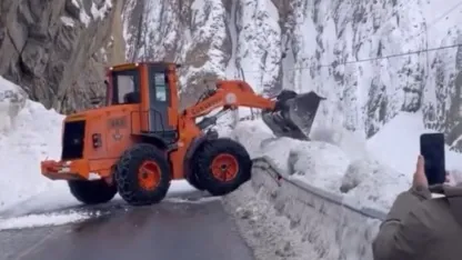 Hakkari-Yüksekova kara yoluna çığ düştü