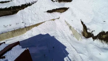 Çatak’ta iki ayrı çığ düştü