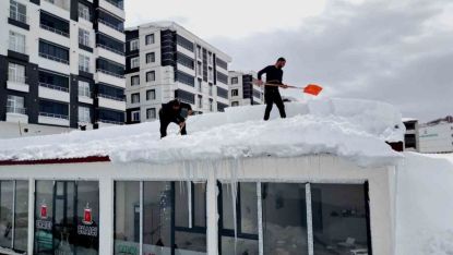 Vatandaşlar zarar görmesin diye çatılarda temizlik mesaisi başladı