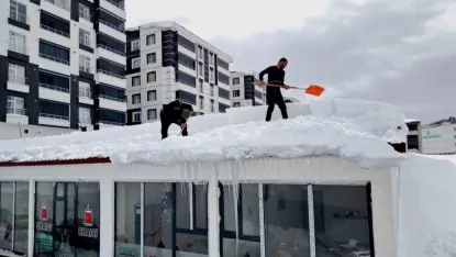 Vatandaşlar zarar görmesin diye çatılarda temizlik mesaisi başladı