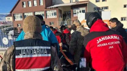 Kayak merkezinde düşerek yaralanan şahsın yardımına JAK ve UMKE yetişti