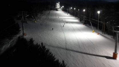 Kristal karların üzerinde gece mesaisi: Sarıkamış’ta ışıklar altında kayak keyfi