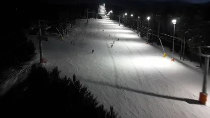 Kristal karların üzerinde gece mesaisi: Sarıkamış’ta ışıklar altında kayak keyfi