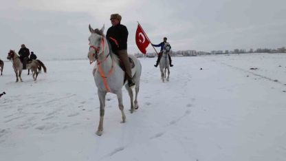 Belediye Başkanı Emrullah Akpunar, at sırtında yaban hayatı için yemleme yaptı