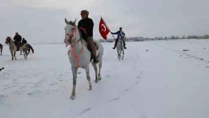Belediye Başkanı Emrullah Akpunar, at sırtında yaban hayatı için yemleme yaptı