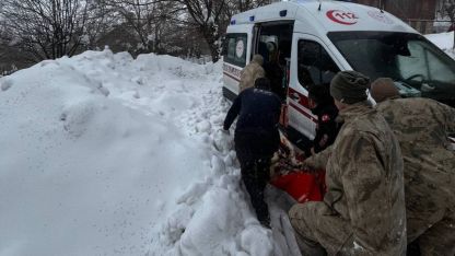 Kar ve tipiden yolu kapanan köydeki hasta kadın hastaneye ulaştırıldı