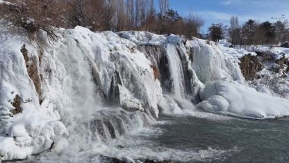 Muradiye Şelalesi beyaz gelinliğini giydi