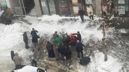Çatıdan düşen kar kütlesi faciaya yol açtı:1 ölü