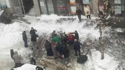 Çatıdan düşen kar kütlesi faciaya yol açtı:1 ölü