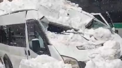 Çatıdan düşen kar kütlesi aracı hurdaya çevirdi