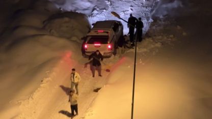 Yüksekova’da kar esareti: Kara saplanan araçlar imece usulü kurtarıldı