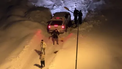 Yüksekova’da kar esareti: Kara saplanan araçlar imece usulü kurtarıldı