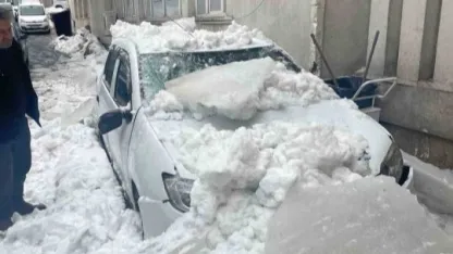 Tatvan’da çatıdan düşen kar otomobili kullanılamaz hale getirdi