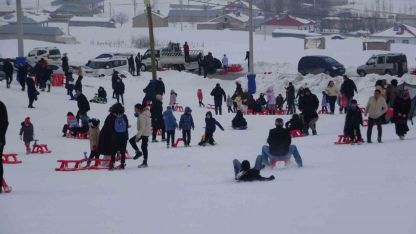 Vanlı çocuklar, yarıyıl tatilinin son günlerini kayak merkezinde geçirdi