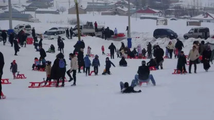 Vanlı çocuklar, yarıyıl tatilinin son günlerini kayak merkezinde geçirdi