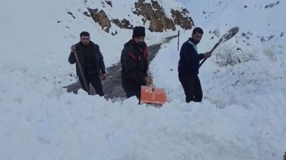 Yola düşen çığı vatandaşlar küreklerle kaldırdı