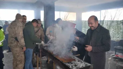 Muş'ta çocuklara unutulmaz kış şenliği